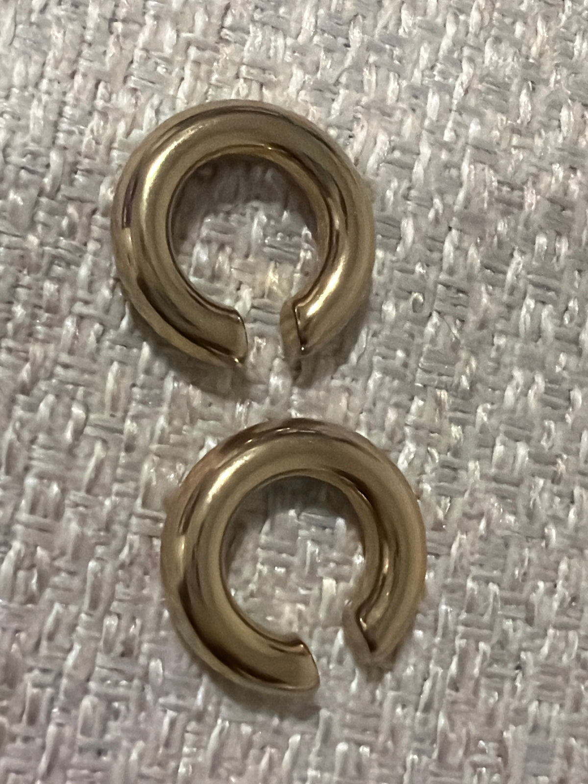 Aros de acero para la orejas
